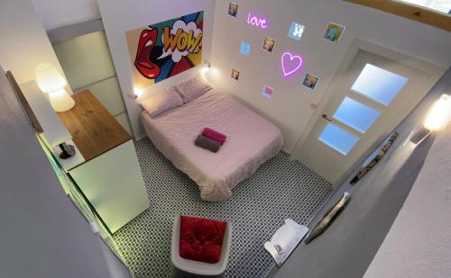 vistas a un dormitorio pequeño con cama en Sunrise Studio Marilyn, vistas jardín y mar, en Miami Platja