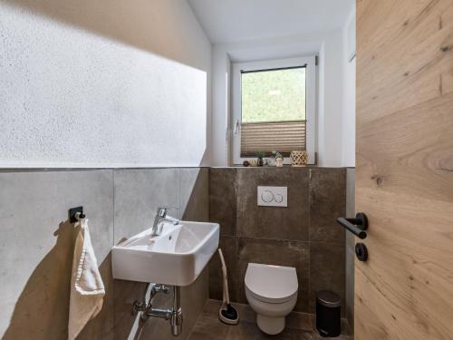 łazienka z umywalką i toaletą w obiekcie Ferienhaus zur Biene w mieście Söll