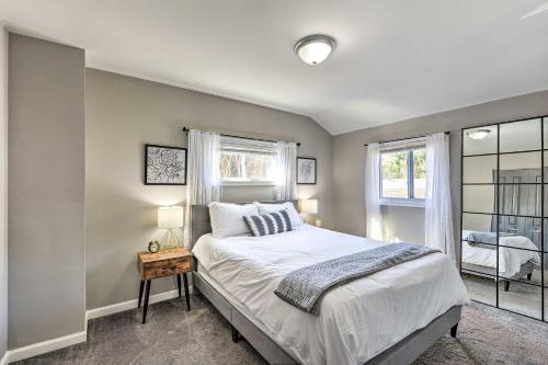 - une chambre avec un grand lit et une fenêtre dans l'établissement Chic Townhome with Deck 6 Mi to Dtwn Baltimore, à Baltimore