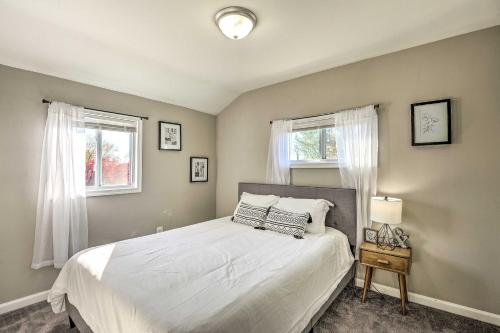 Ένα ή περισσότερα κρεβάτια σε δωμάτιο στο Chic Townhome with Deck 6 Mi to Dtwn Baltimore