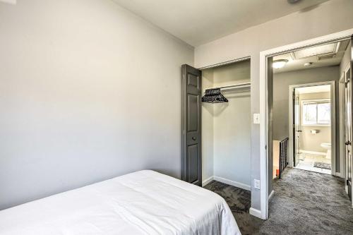 Ένα ή περισσότερα κρεβάτια σε δωμάτιο στο Chic Townhome with Deck 6 Mi to Dtwn Baltimore