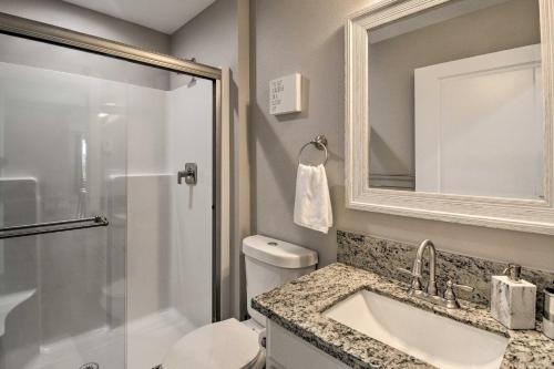 uma casa de banho com um WC, um lavatório e um chuveiro em Modern Ocean Shores Home, 2 Mi to Beach! em Ocean Shores