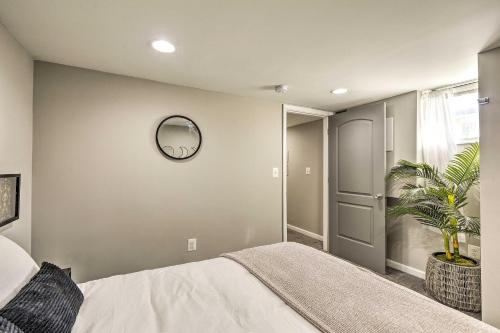 Ένα ή περισσότερα κρεβάτια σε δωμάτιο στο Chic Townhome with Deck 6 Mi to Dtwn Baltimore