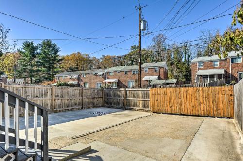 Φωτογραφία από το άλμπουμ του Chic Townhome with Deck 6 Mi to Dtwn Baltimore στη Βαλτιμόρη