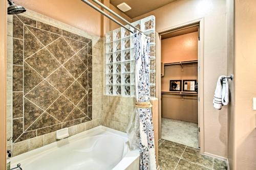 een badkamer met een bad en een douche bij Adobe Escape with Outdoor Kitchen and Pool Access in Tubac