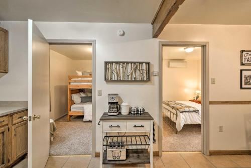 una camera con letto e una camera con tavolo di Family Home Near Kings and Sequoia National Parks! a Squaw Valley