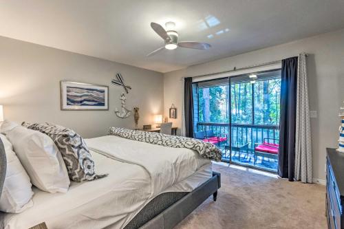 Χώρος καθιστικού στο Renovated Gem with Pool Access quarter Mi to Beach