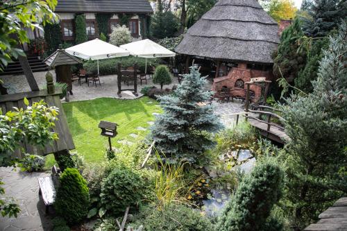 an aerial view of a garden with a pond at Hotel Zameczek in Książ Wielki