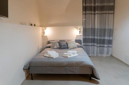 卡塔尼亚AD UN PASSO DAL CENTRO的一间卧室，床上有一张带毛巾的床