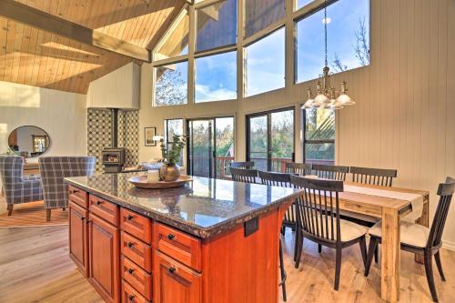 Fotografie z fotogalerie ubytování Lake Arrowhead A-Frame Cabin with Deck and Balcony! v destinaci Lake Arrowhead