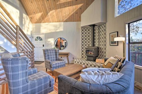 Fotografie z fotogalerie ubytování Lake Arrowhead A-Frame Cabin with Deck and Balcony! v destinaci Lake Arrowhead