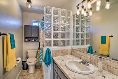 A bathroom at Colorful Cottonwood Home Walk to Verde River!