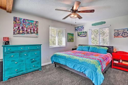 Katil atau katil-katil dalam bilik di Colorful Cottonwood Home Walk to Verde River!