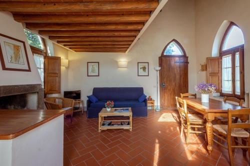 a living room with a blue couch and a table at Agriturismo I Bonsi in Reggello