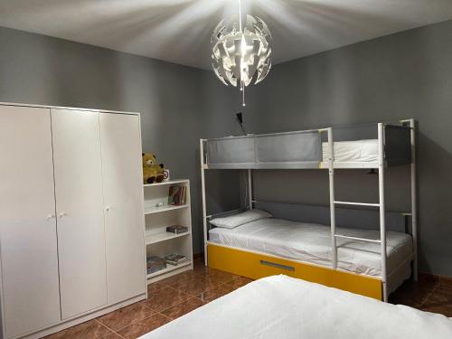 1 Schlafzimmer mit 2 Etagenbetten und einem Kronleuchter in der Unterkunft El Abigero II in La Fregeneda