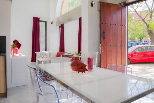 un soggiorno con tavolo e sedie bianchi di APARTAMENTO A ESTRENAR FRENTE A LA PLAZA DE ESPAÑA a Siviglia