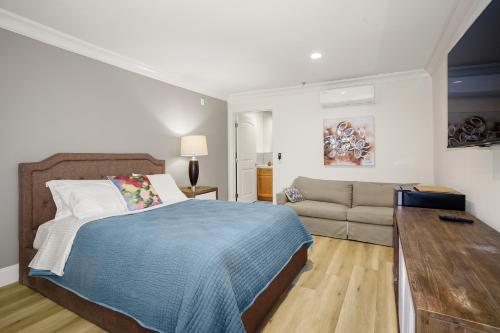 a bedroom with a bed and a couch at Hotel Huntington in Duarte
