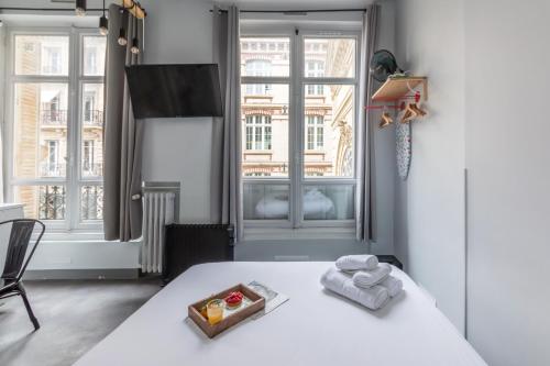 Cette chambre comprend un lit et un plateau/bouilloire. dans l'établissement WS Louvre - Etienne Marcel, à Paris