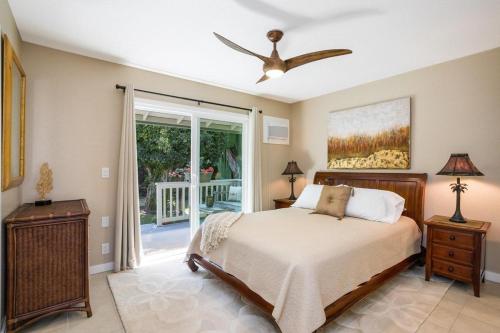 - une chambre avec un lit et un ventilateur de plafond dans l'établissement Magic Sands Retreat Hale, à Kailua-Kona