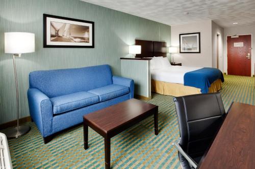 Χώρος καθιστικού στο Holiday Inn Express & Suites Smithfield - Providence by IHG