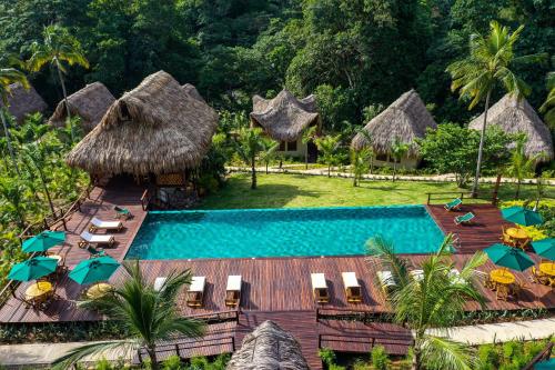 uma vista aérea de um resort com uma piscina em Senda Watapuy em El Zaino