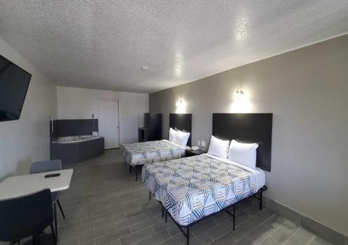 Una cama o camas en una habitación de Crestview Inn