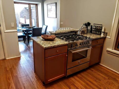 Stylish 2-bedroom Flat in Lincoln Park