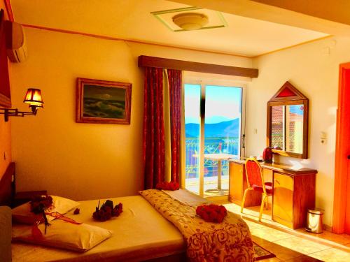 1 dormitorio con cama y ventana con vistas en delphi aiolos center hotel panoramic view&yoga harmony hotel&rooms en Delfoi