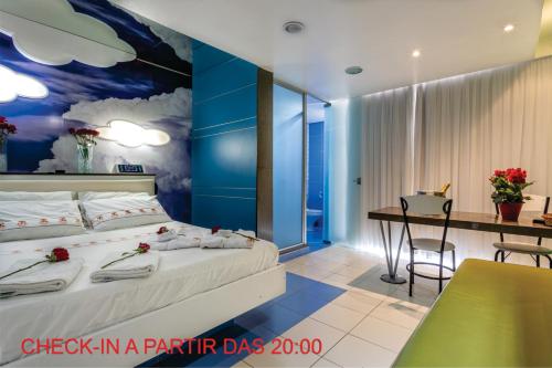 a bedroom with a bed and a desk in a room at Motel Porto dos Casais in Porto Alegre
