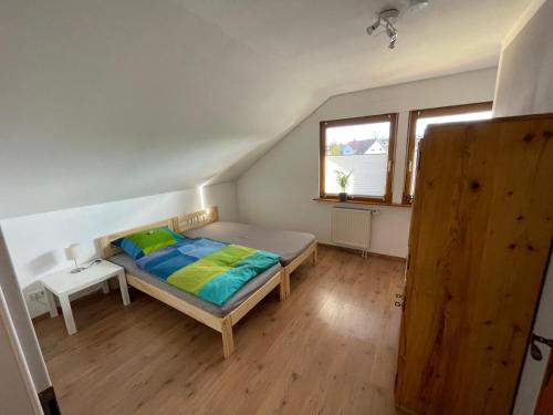 a small bedroom with a bed and a window at Ferienwohnung an der romantischen Straße direkt A3 und A81 in Eisingen