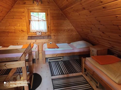 widok z góry na pokój w drewnianej kabinie w obiekcie Chatki Saturnina i pokoje w Świnoujściu