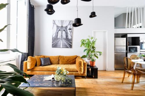un salon avec un canapé et une table dans l'établissement trendy flat-lyon centre-hotel de ville, à Lyon