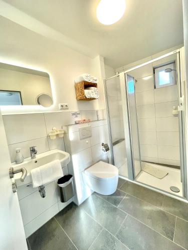 a bathroom with a toilet sink and a shower at Fischerbude in Büsum