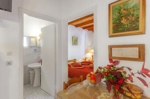 un soggiorno con tavolo e una camera da letto di Vasiliki Cottages Agios Gordios ad Agios Gordios