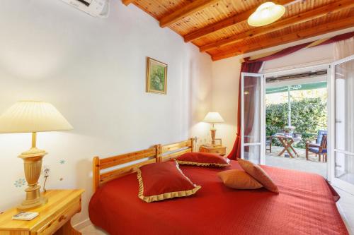 A bed or beds in a room at Vasiliki Cottages Agios Gordios