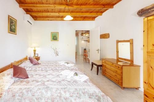 Postel nebo postele na pokoji v ubytování Vasiliki Cottages Agios Gordios