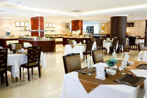 Millennia Olaya Hotel 레스토랑 또는 맛집