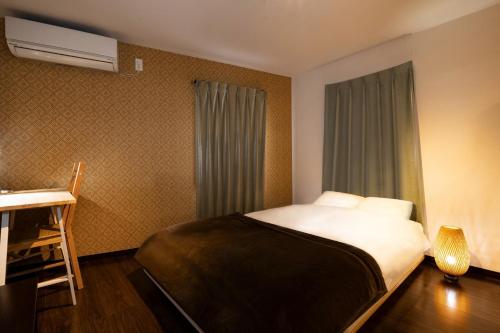 a small bedroom with a bed and a window at Apartment Sun Bright - Vacation STAY 89260v in Tokyo