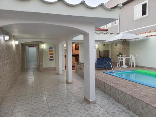 Πισίνα στο ή κοντά στο "Excelente Casa Pé na Areia com Piscina, Ampla Área de Lazer com Espaço Gourmet Externo, Deck Coberto com Churrasqueira e Cooktop, Cozinha Americana, Ampla Sala de Estar com Lindíssima Lareira, Smart TV 50", Wi-Fi e o Principal é muito Pertinho da Praia"