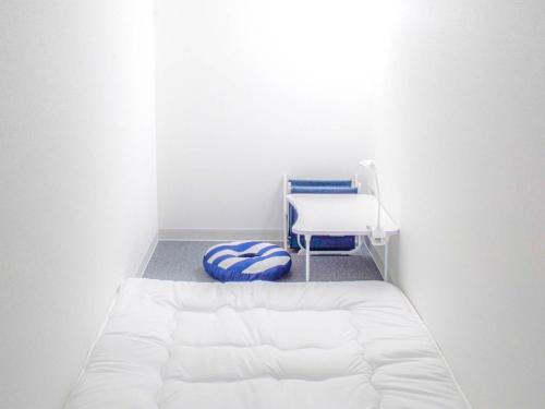 伊勢市にあるGuest House Isehutami - Vacation STAY 89326vの白いベッドと椅子が備わります。