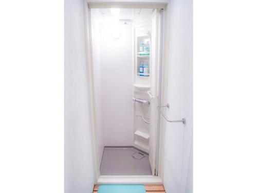 伊勢市にあるGuest House Isehutami - Vacation STAY 89326vの小さなバスルーム(冷蔵庫へのオープンドア付)