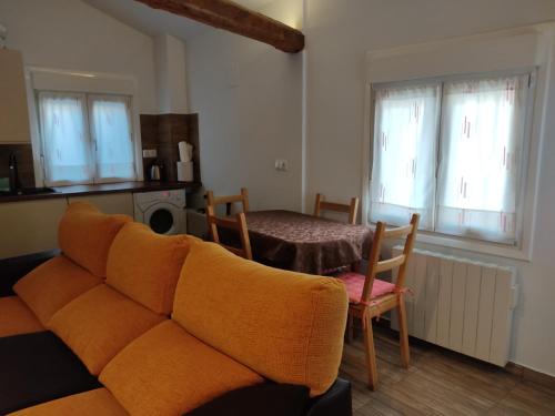 ein Wohnzimmer mit einem Sofa und einem Tisch in der Unterkunft Casa Bera in Arnedillo
