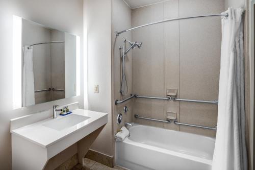 A bathroom at Holiday Inn Express Hotel Winona North, an IHG Hotel