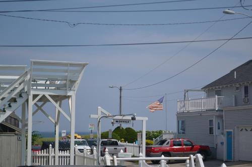 uma vista para um posto de gasolina com uma bandeira americana em The New Oceanic Inn em Old Orchard Beach