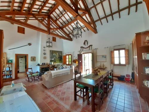 a living room with a couch and a table at Escuela La Crujía in Vélez-Málaga