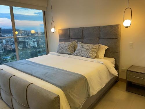 Postel nebo postele na pokoji v ubytování NUEVA Suite-Piso 21 Vista La Carolina @ONE Quito