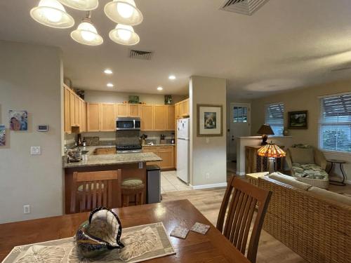 Una cocina y una sala con una mesa y un comedor. en Nihilani 11A condo, en Princeville