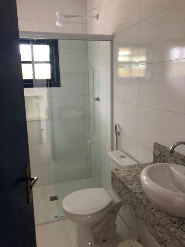 ein Badezimmer mit Dusche, Toilette und Waschbecken in der Unterkunft Casa praia vista mar ttg in Toque Toque Grande