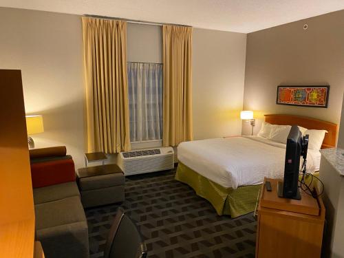 En eller flere senge i et værelse på MainStay Suites Middleburg Heights Cleveland Airport