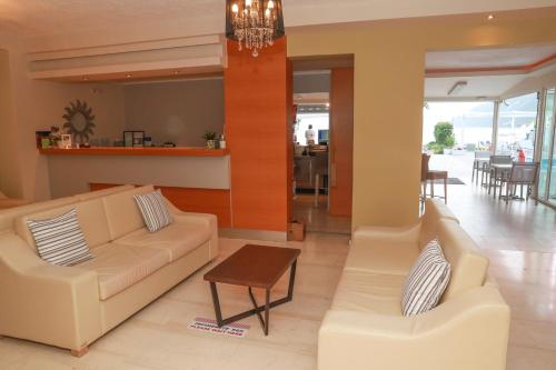 Χώρος καθιστικού στο Cosmos Hotel